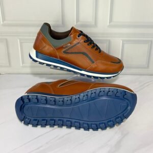 Zapato casual para caballero, 100% de cuero, cómodos y livianos. Color miel con detalles azules. Suela Tr