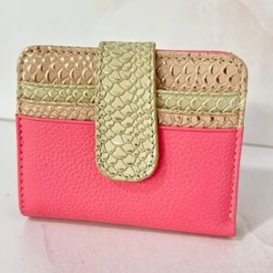 La Billetera Moon de cuero para dama combina estilo y funcionalidad en un diseño compacto que se adapta perfectamente a tus necesidades diarias. Elegante y práctica, esta billetera ha sido diseñada para las mujeres modernas que valoran la simplicidad sin comprometer la calidad. Su estructura pequeña permite que encaje cómodamente en bolsos pequeños, brindando comodidad y facilidad en tus días más ocupados.